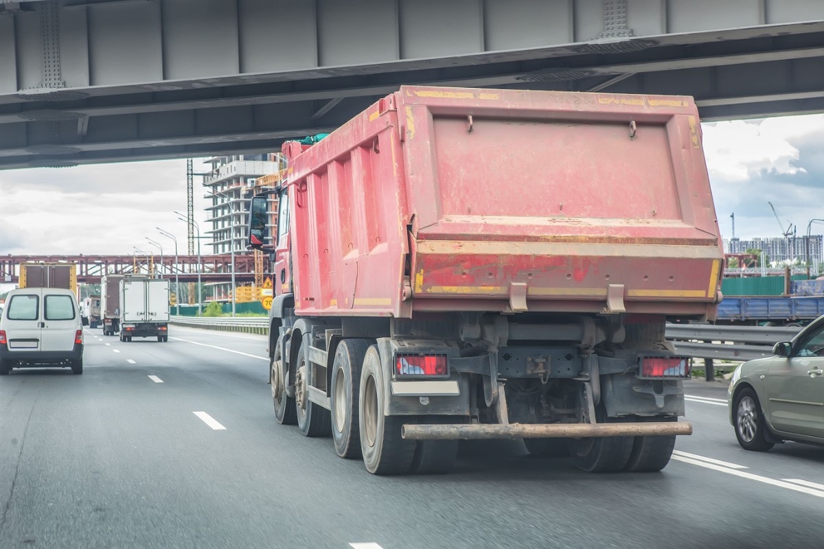 Dump Truck on the Highway | Dauber App- Solutions for Fleet Owners, Drivers and Dispatchers